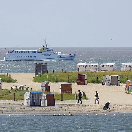 Amazing In Warwerort Apartament